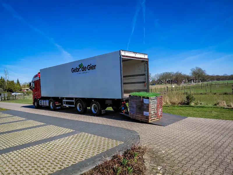 Vrachtwagen van Gebr. de Gier wordt geladen