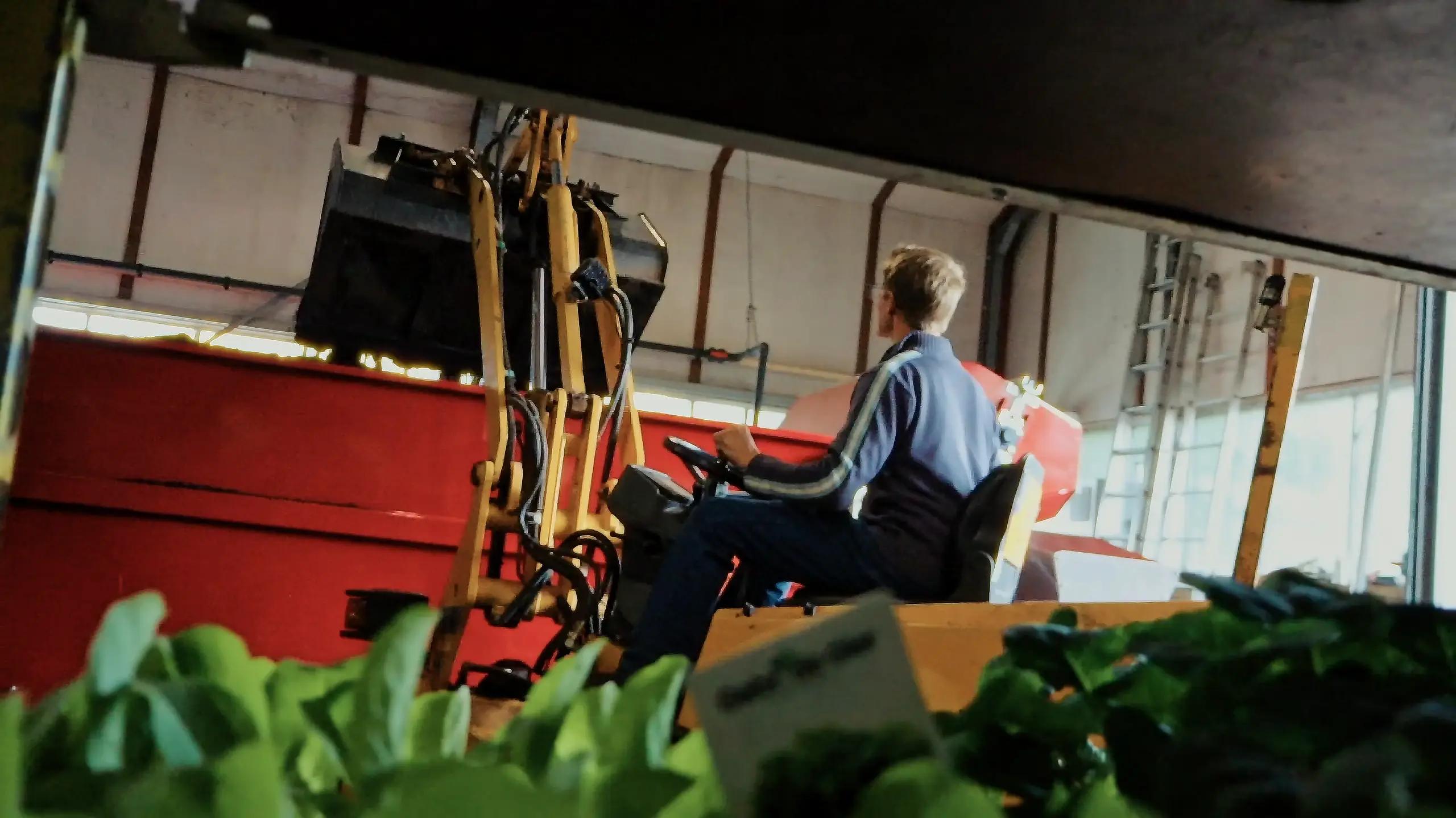 Medewerker aan het werk met de shovel op de kwekerij